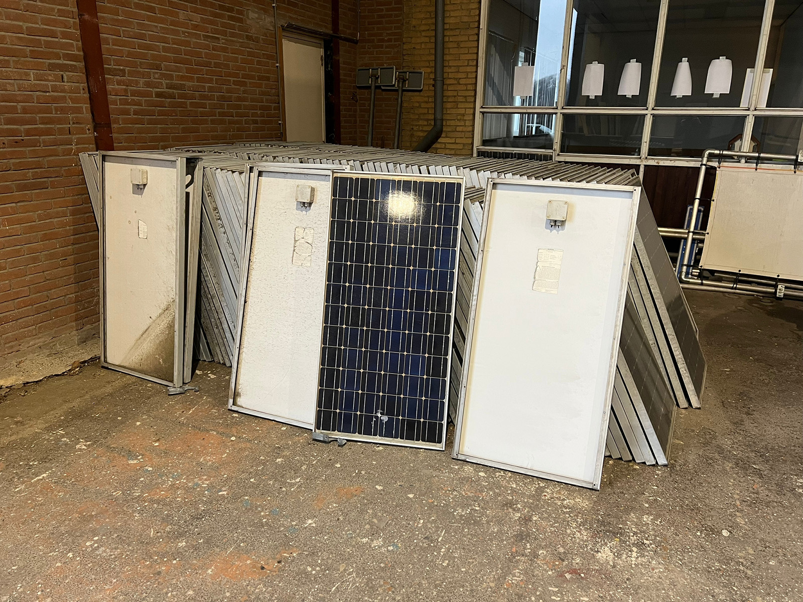 Zonnepanelen Zonnepaneel circulair sloopproject in het centrum van Breda duurzaam binnenstedelijke sloop expertise ervaring zorgvuldigheid.